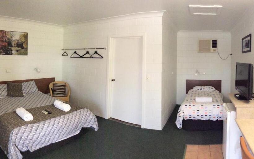 Cross Roads Motel