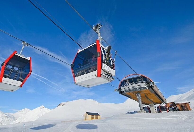 هتل Quadrum Ski & Yoga Resort