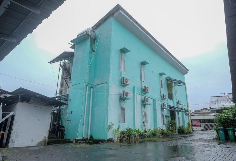 ホテル Reddoorz Near Politeknik Manado