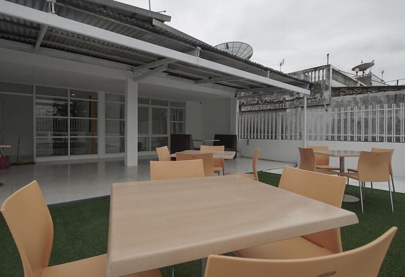 ホテル Reddoorz Plus @ Catania Lrt Cinde Palembang