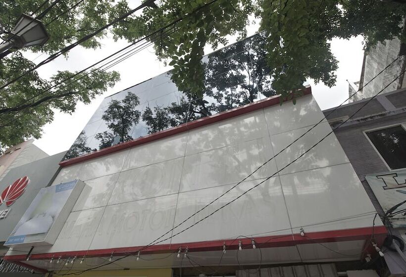 ホテル Reddoorz Plus @ Catania Lrt Cinde Palembang