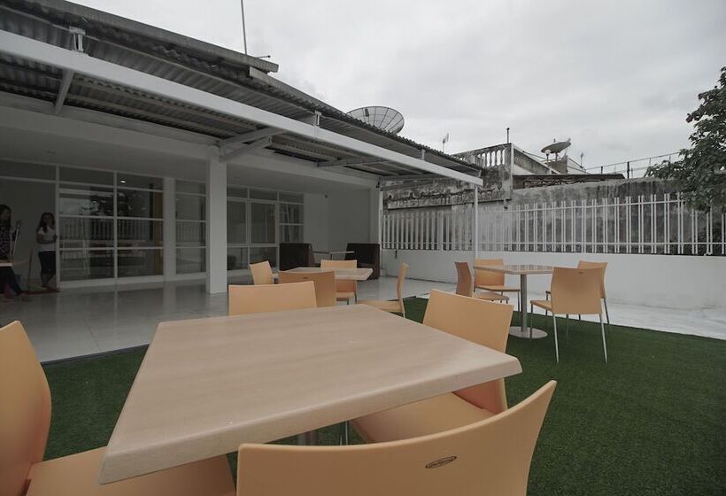 ホテル Reddoorz Plus @ Catania Lrt Cinde Palembang