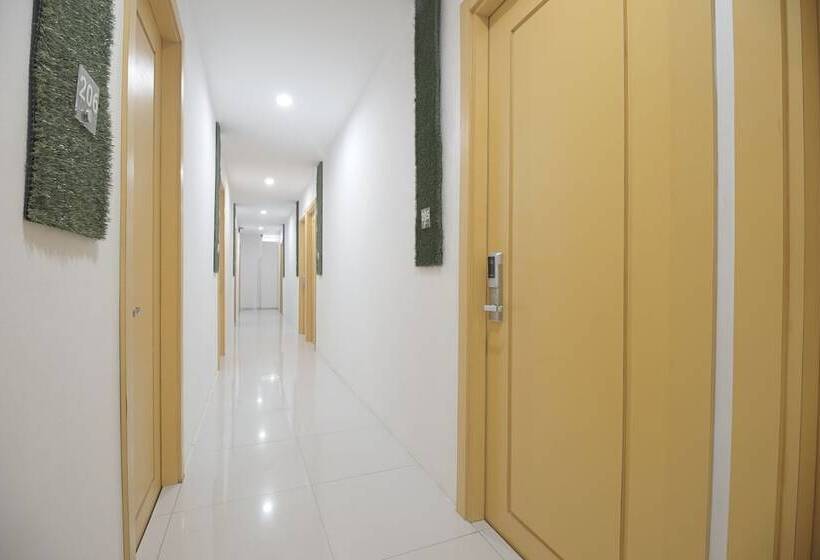 ホテル Reddoorz Plus @ Catania Lrt Cinde Palembang