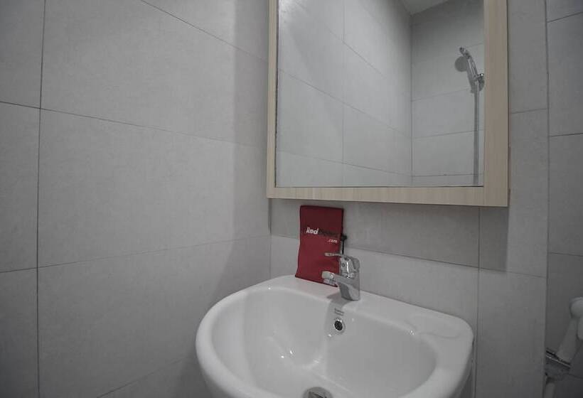 ホテル Reddoorz Plus @ Catania Lrt Cinde Palembang