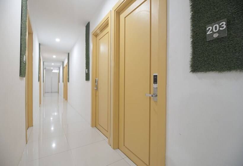 ホテル Reddoorz Plus @ Catania Lrt Cinde Palembang