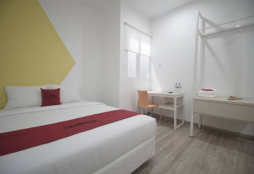 ホテル Reddoorz Plus @ Catania Lrt Cinde Palembang