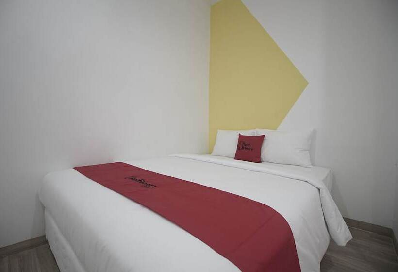 ホテル Reddoorz Plus @ Catania Lrt Cinde Palembang