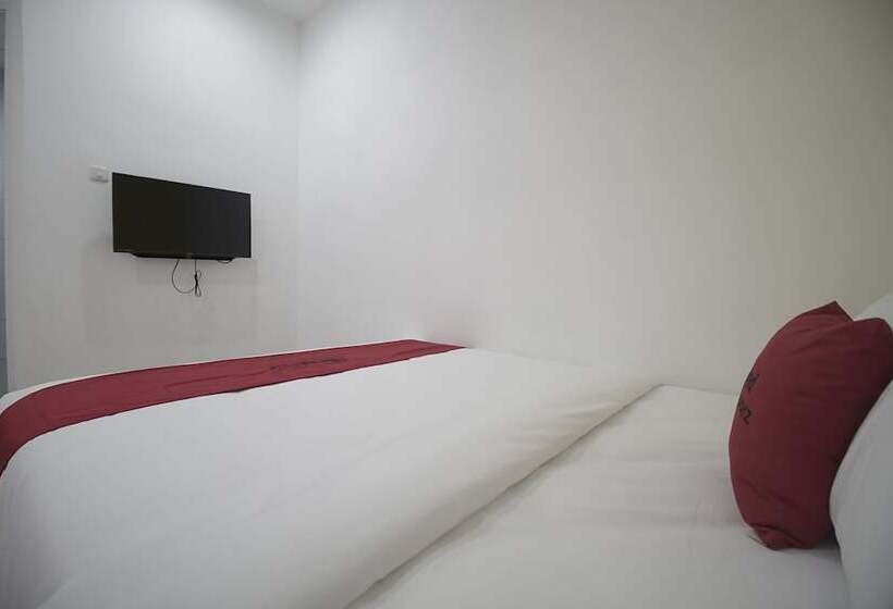 ホテル Reddoorz Plus @ Catania Lrt Cinde Palembang