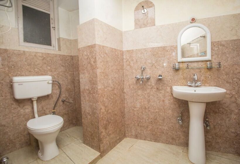 Oyo 14425 Hotel Shade