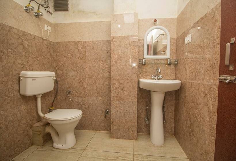 Oyo 14425 Hotel Shade