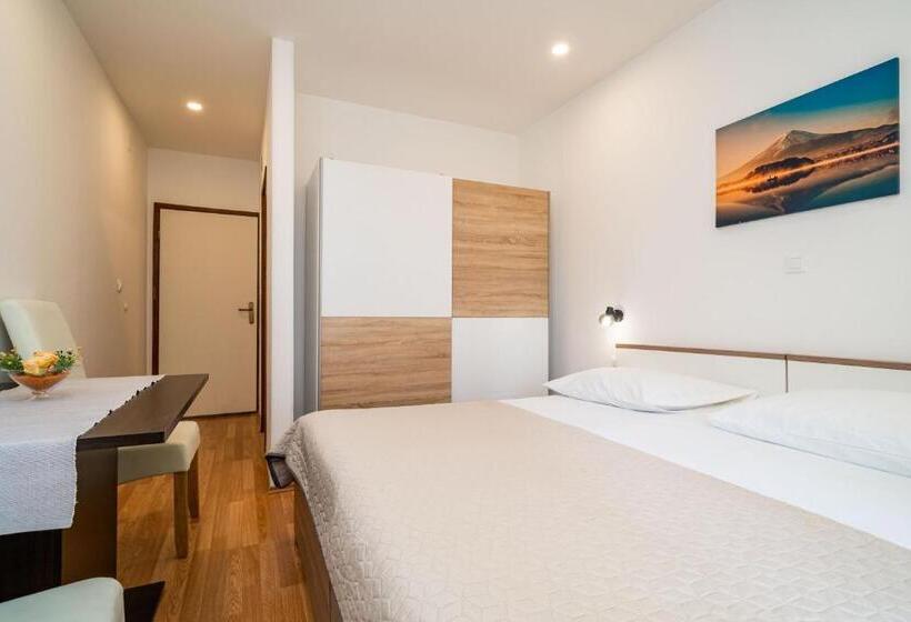 膳宿费 Apartment & Rooms Papa