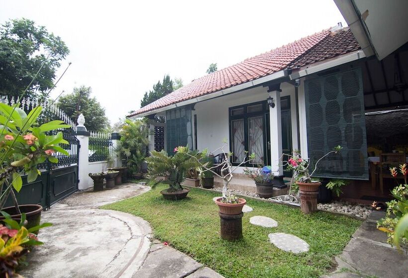 הוסטל Griya Cemara Homestay By Oyo Rooms