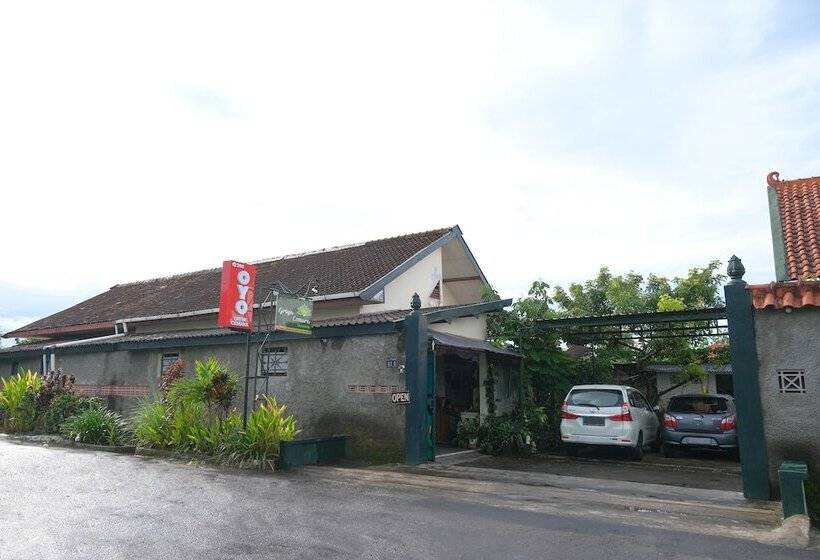 הוסטל Griya Cemara Homestay By Oyo Rooms