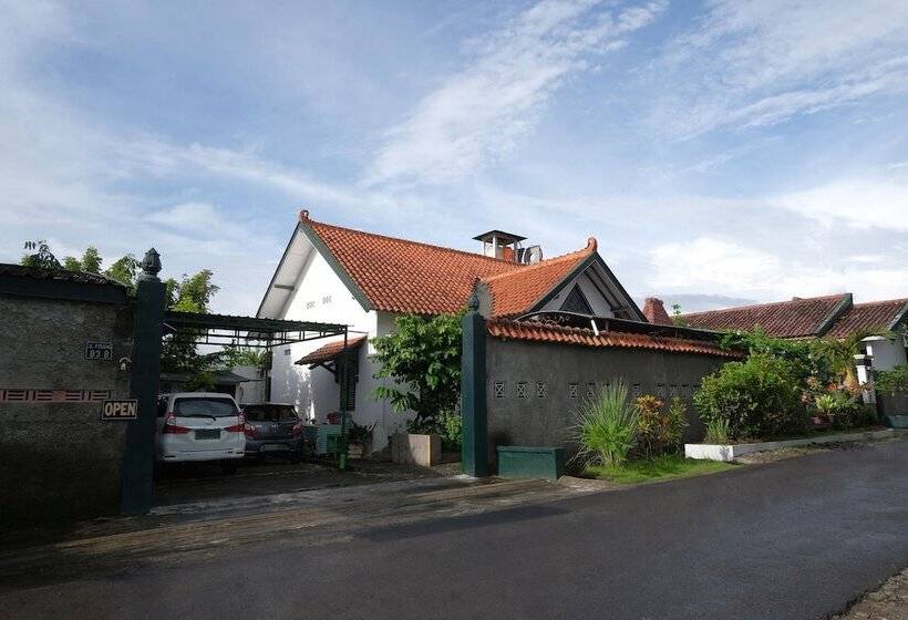 הוסטל Griya Cemara Homestay By Oyo Rooms