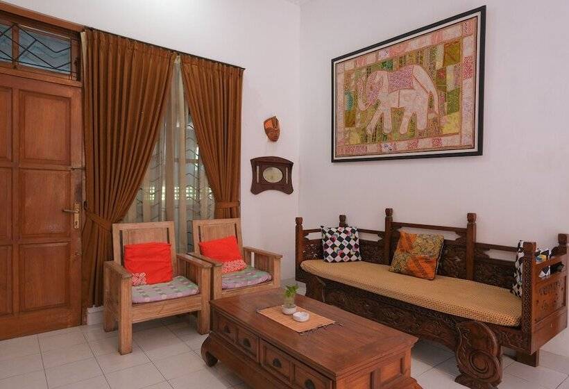 הוסטל Griya Cemara Homestay By Oyo Rooms