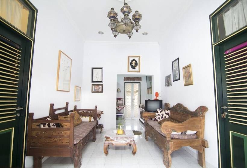 הוסטל Griya Cemara Homestay By Oyo Rooms