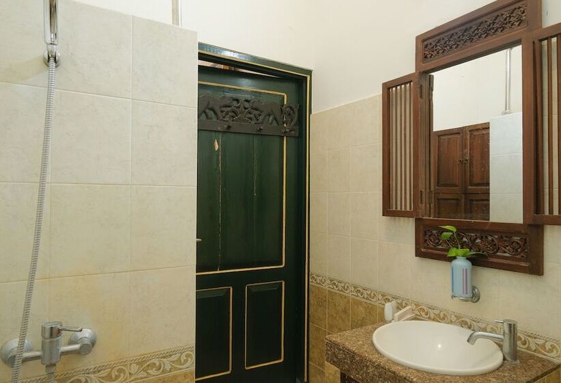 הוסטל Griya Cemara Homestay By Oyo Rooms