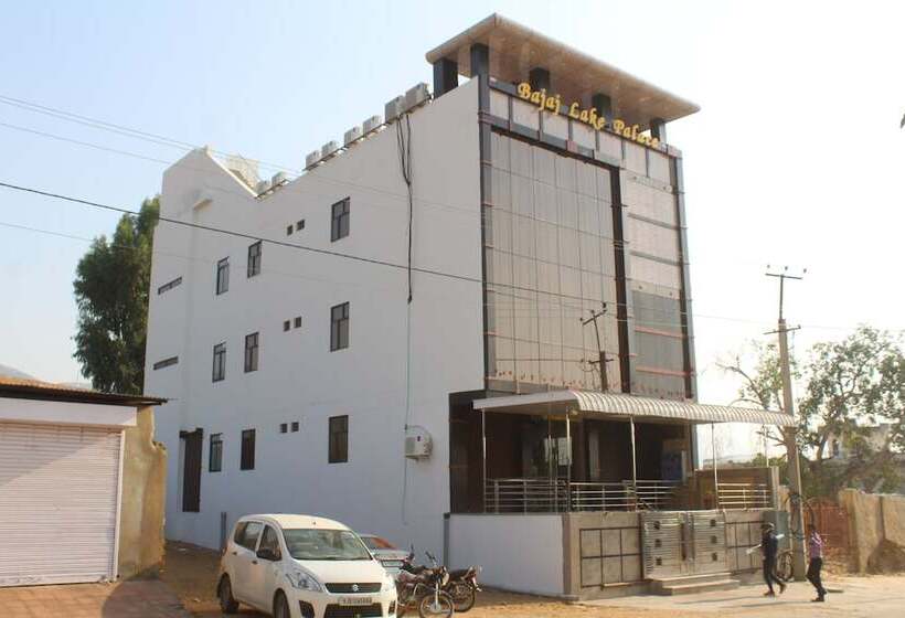 هتل Bajaj Lake Palace