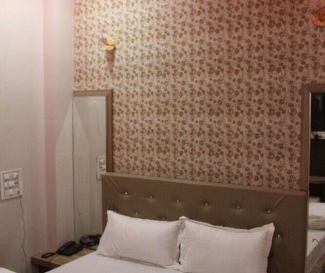 هتل Bajaj Lake Palace