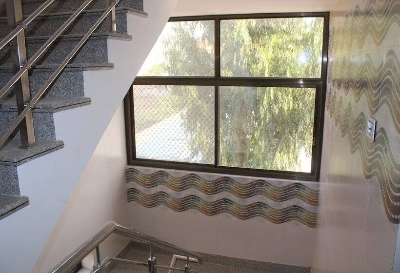 هتل Bajaj Lake Palace