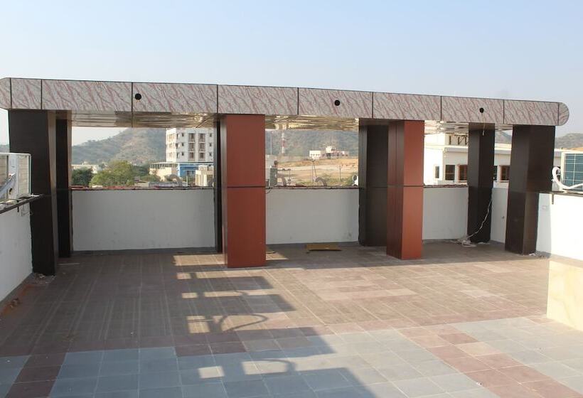 هتل Bajaj Lake Palace