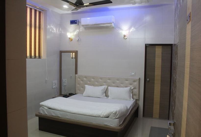 هتل Bajaj Lake Palace