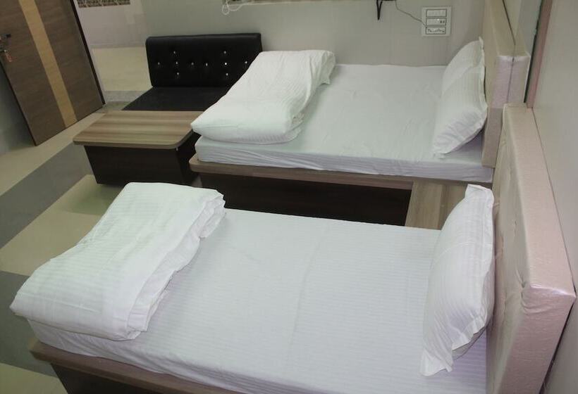 هتل Bajaj Lake Palace