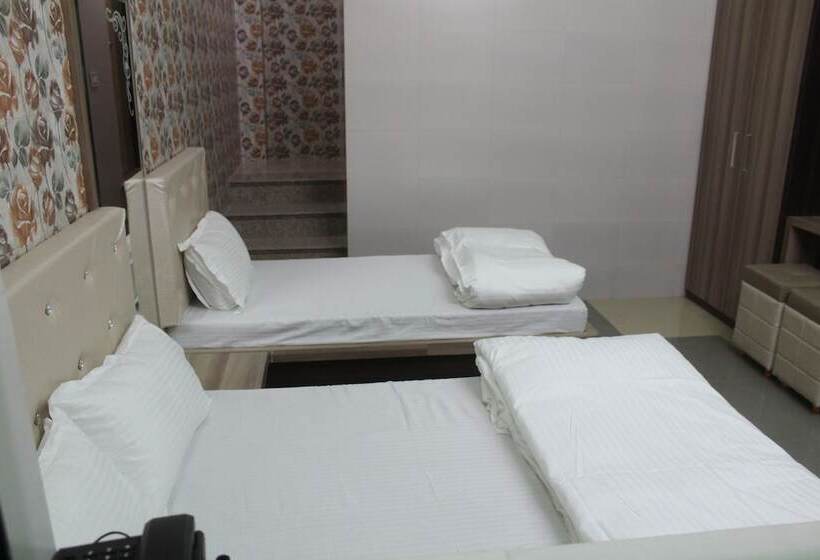 هتل Bajaj Lake Palace