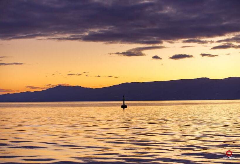 Number 1 Deluxe Apartments