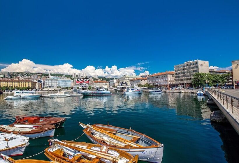 Number 1 Deluxe Apartments