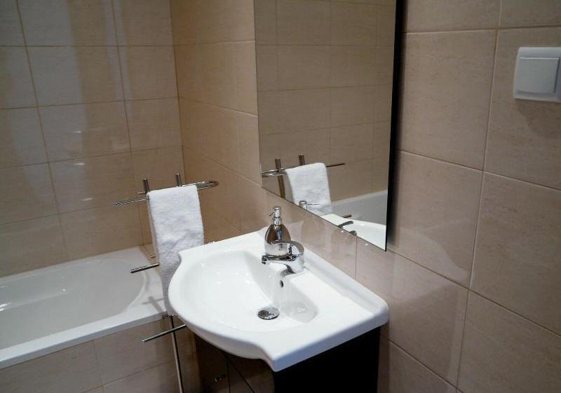 بنسيون Louise Guest House