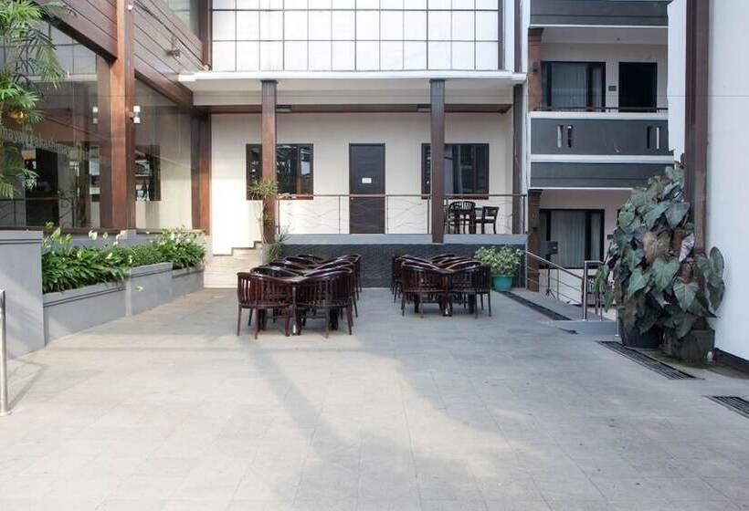 Пансион Reddoorz Plus Near Floating Market Lembang