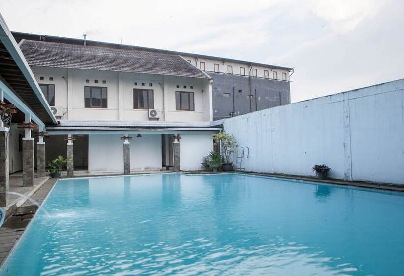 Пансион Reddoorz Plus Near Floating Market Lembang