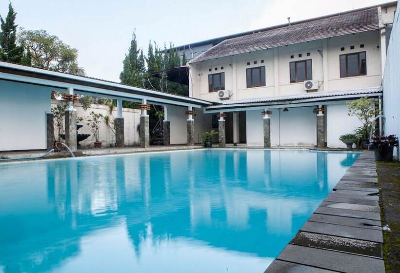 Пансион Reddoorz Plus Near Floating Market Lembang