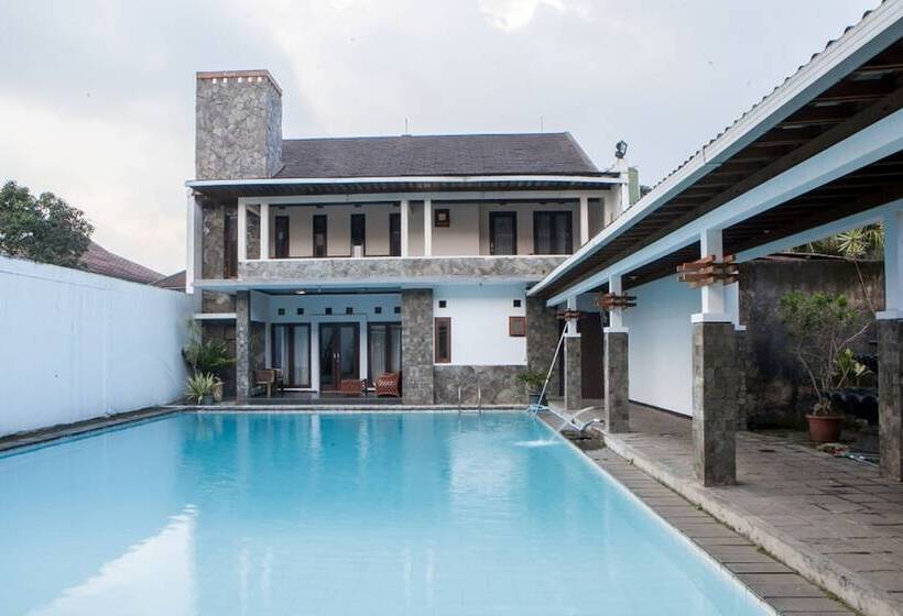 Пансион Reddoorz Plus Near Floating Market Lembang