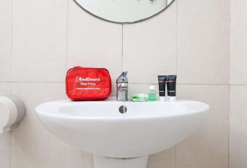 Пансион Reddoorz Plus Near Floating Market Lembang