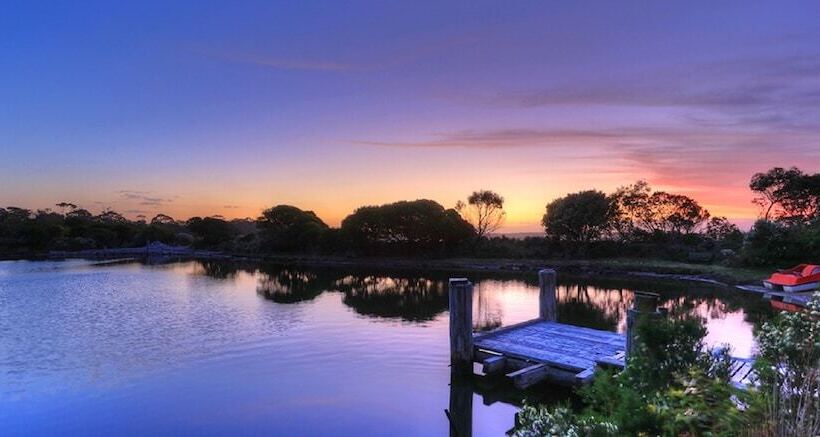 Stanley Lakeside Spa Cabins