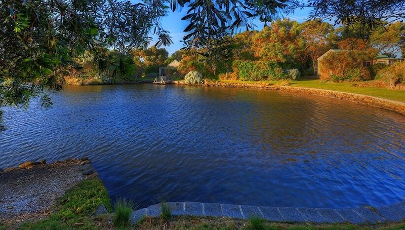 Stanley Lakeside Spa Cabins