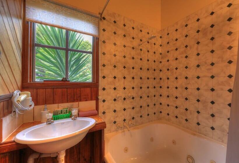 Stanley Lakeside Spa Cabins