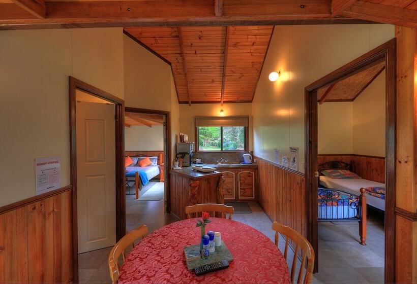 Stanley Lakeside Spa Cabins