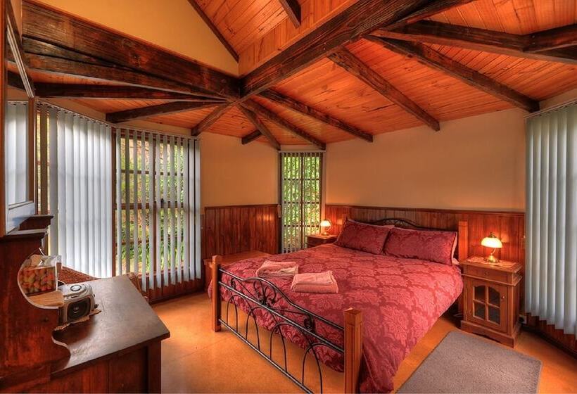 Stanley Lakeside Spa Cabins