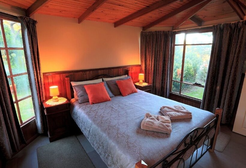 Stanley Lakeside Spa Cabins