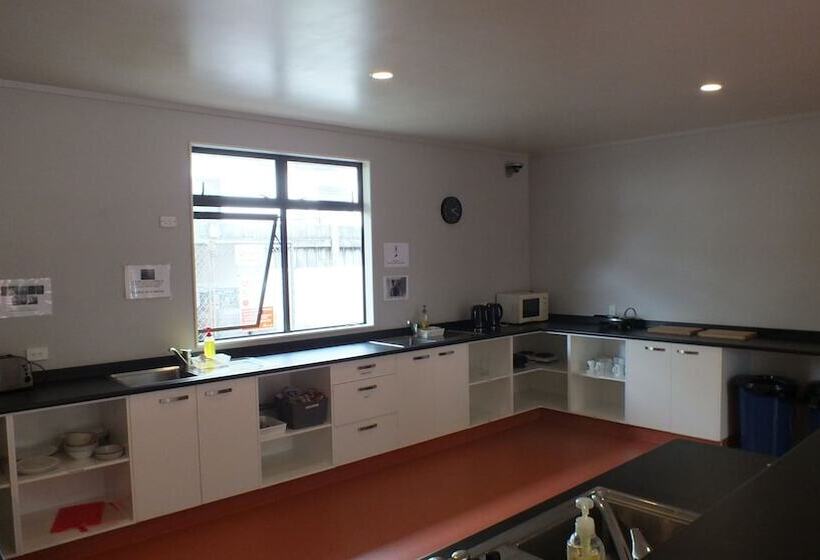 Bay Adventurer   Hostel