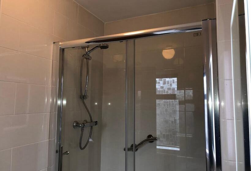 בית מלון כפרי Tully S