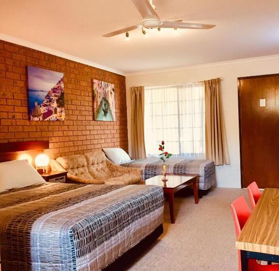 מוטל Colonial Motor Inn Pambula