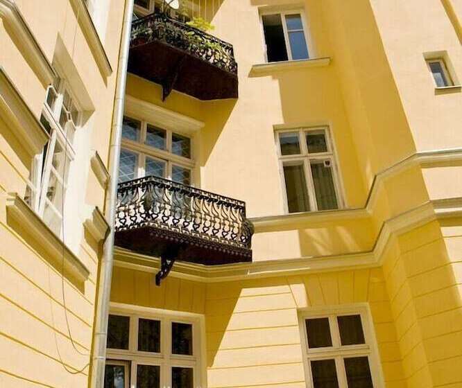 بنسيون Hoża Apartments And Rooms