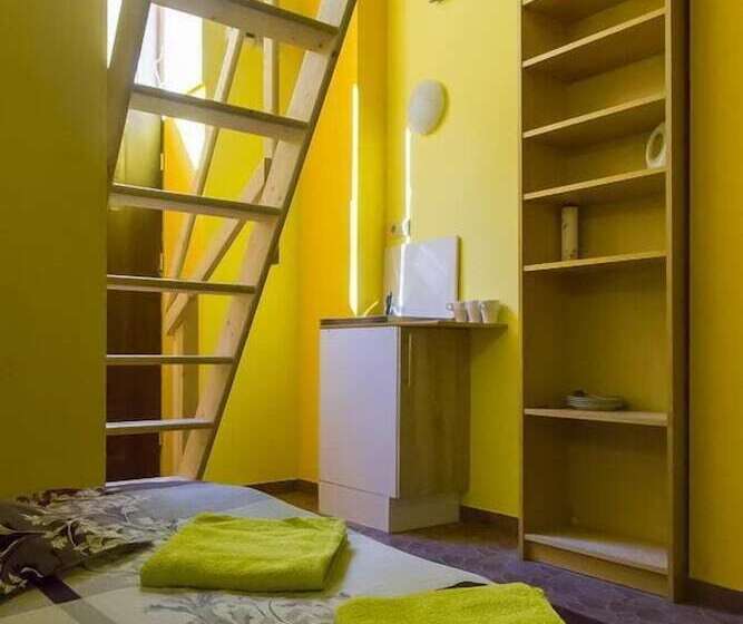 بنسيون Hoża Apartments And Rooms