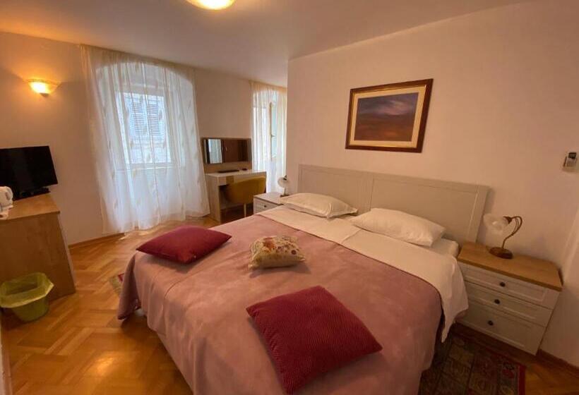 פנסיון Rooms Base