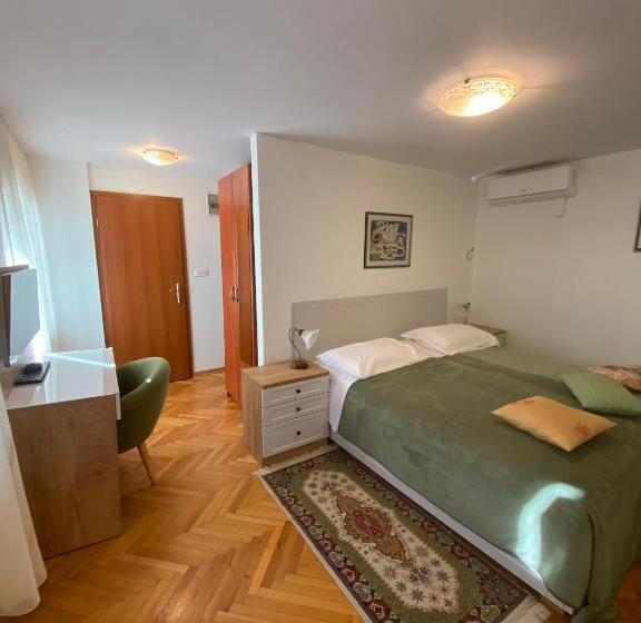 פנסיון Rooms Base