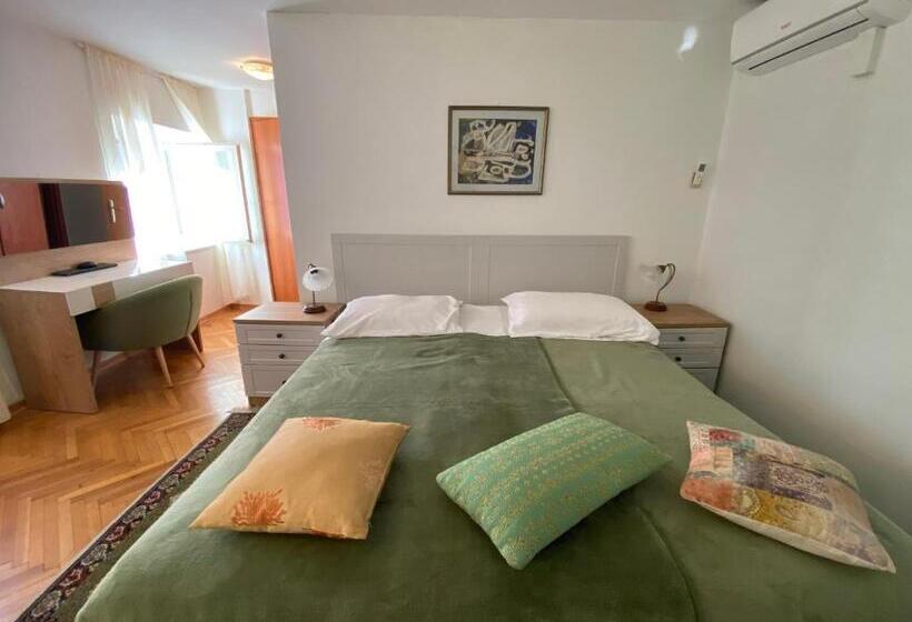 פנסיון Rooms Base